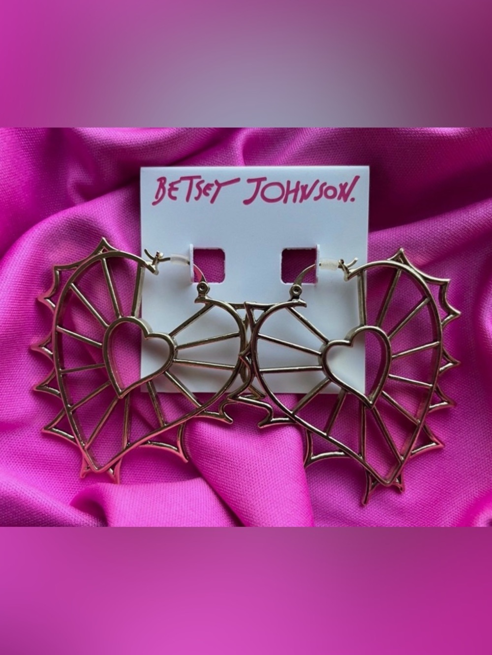 16 Sets of Authentic Betsey Johnson Jewelry: Earrings, Necklaces, Matching Pairs - Picture 13 of 14